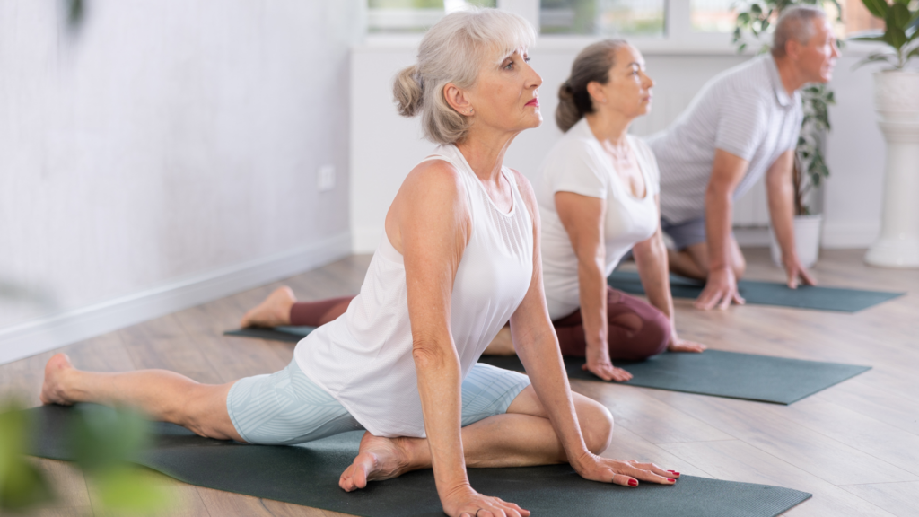 Nainen joogaa lattialla